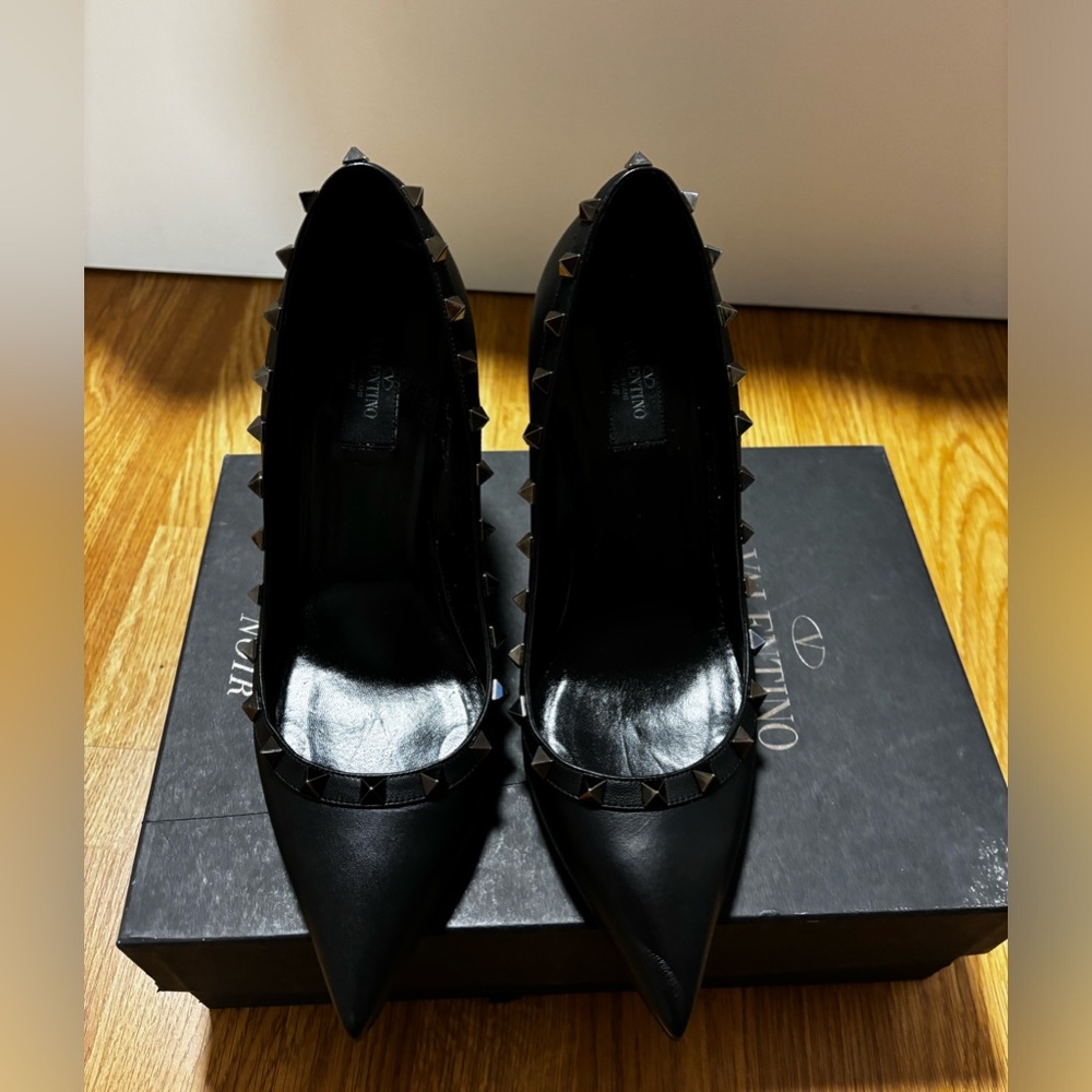 Valentino Garavani Noir Rockstud Leather Pump